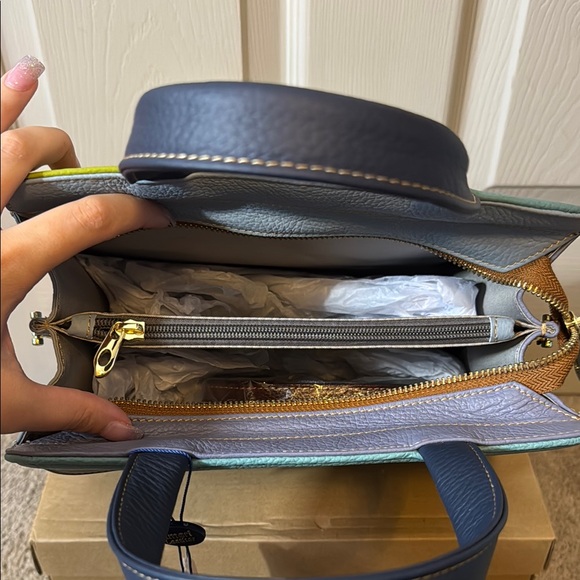 AmeriLeather Arlene Leather Crossbody Bag - Picture 7 of 9